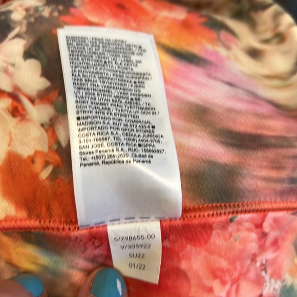 Athleta Salutation Stash Pocket II 5” Short Size Large Floral Print - Picture 8 of 8